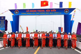 Cắt băng khánh thành cầu Thọ Tường. (Ảnh: Công Tường/TTXVN)