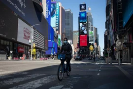 Người dân đeo khẩu trang để phòng tránh lây nhiễm COVID-19 tại New York, Mỹ. (Ảnh: THX/TTXVN)