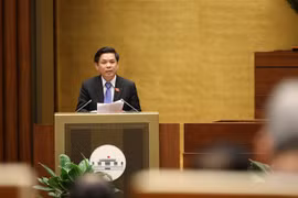 Bộ trưởng Bộ Giao thông Vận tải Nguyễn Văn Thể, thừa ủy quyền của Thủ tướng Chính phủ trình bày Tờ trình về dự án Luật Giao thông đường bộ (sửa đổi). (Ảnh: Dương Giang/TTXVN)