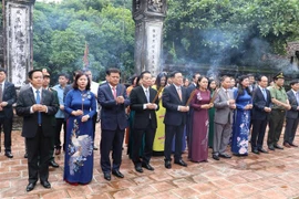 Đoàn đại biểu dâng hương tại đền thờ Vua Đinh Tiên Hoàng. (Ảnh: Đức Phương/TTXVN)