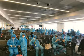 Công dân Việt Nam chờ lên máy bay về nước. (Ảnh TTXVN Công dân Việt Nam chờ lên máy bay về nước. (Ảnh TTXVN phát)phát)
