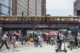 Người dân di chuyển trên đường phố tại Berlin, Đức. (Ảnh: AFP/TTXVN)