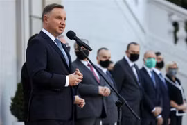 Tổng thống Ba Lan Andrzej Duda (trái) phát biểu tại lễ tuyên thệ nhậm chức nội các mới ở thủ đô Warsaw ngày 6/10. (Ảnh: AFP/TTXVN)