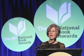 Nữ thi sỹ Louise Gluck phát biểu tại lễ trao giải thưởng Sách quốc gia ở thành phố New York, Mỹ tháng 11/2014. (Ảnh: AFP/TTXVN)