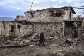 Cảnh đổ nát sau trận pháo kích trong xung đột giữa lực lượng Armenia và Azerbaijan tại thành phố Stepanakert, thủ phủ khu vực tranh chấp Nagorny-Karabakh. (Ảnh: AFP/TTXVN)