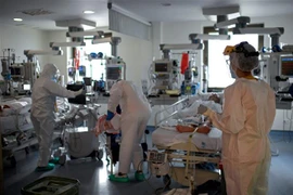 Nhân viên y tế điều trị cho bệnh nhân COVID-19 tại bệnh viện ở Madrid, Tây Ban Nha. (Ảnh: AFP/TTXVN)