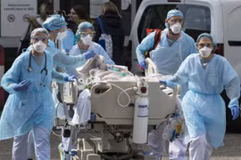 Nhân viên y tế chuyển bệnh nhân COVID-19 tại bệnh viện ở Mulhouse, Pháp. (Ảnh: AFP/TTXVN)