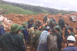 Các lực lượng đưa thi thể người bị nạn ra bên ngoài.(Ảnh: TTXVN phát)