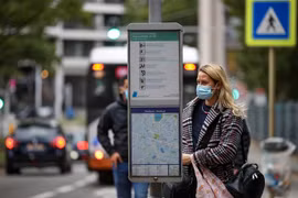 Đeo khẩu trang phòng dịch COVID-19 tại bến xe buýt ở Brussels, Bỉ. (Ảnh: THX/TTXVN)