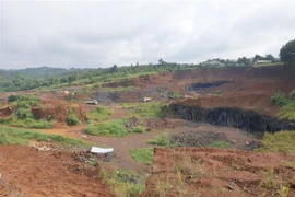 Khai thác khoáng sản tại mỏ đá bon Bù Đốp 2, xã Nghĩa Thắng, huyện Đắk R’Lấp của Công ty Trách nhiệm hữu hạn thương mại Chính Trường, một trong ba đơn vị bị xử phạt. (Ảnh: Hưng Thịnh/TTXVN)
