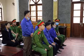 Bị cáo Nguyễn Minh Khoa đề nghị hoãn phiên tòa do luật sư vắng mặt. (Ảnh: Hữu Quyết/TTXVN)