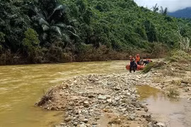 Lực lượng cứu hộ vào khu vực thủy điện Rào Trăng 3 để tìm kiếm những người mất tích. (Ảnh: TTXVN phát)