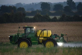 Phun thuốc diệt cỏ của Công ty Monsanto trên cánh đồng ở Saint Germain-Sur- Sarthe, miền Tây Bắc Pháp. (Ảnh: AFP/TTXVN)