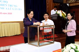 Lãnh đạo tỉnh Hà Nam ủng hộ đồng bào miền Trung ngay trong lễ phát động. (Nguồn: baohanam.com.vn)