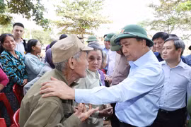 Thủ tướng Nguyễn Xuân Phúc thăm hỏi, chia sẻ khó khăn, mất mát với nhân dân thôn Đồng Tư, xã Hiền Ninh, huyện Quảng Ninh, tỉnh Quảng Bình. (Ảnh: Thống Nhất/TTXVN)