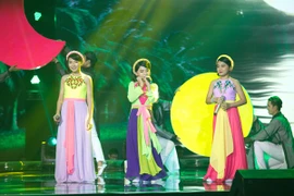 'Cô thôn nữ' Công Quốc (giữa) khiến người xem bất ngờ. (Ảnh: BTC)https://cms.vietnamplus.vn/Uploaded/maipp/2015_10_04/6_Liveshow_4.jpg