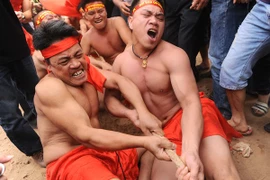 Nghi thức "Kéo co ngồi" ở Hội đền Trấn Vũ (Hà Nội). (Ảnh: TTXVN)