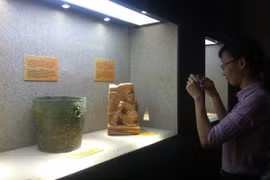 Những hiện vật trưng bày có niên đại từ thời kỳ dựng nước đến thời nhà Nguyễn, được chia theo các nhóm: vật tổ trong văn hóa Đông Sơn, hình tượng rồng, hình tường kỳ lân, hình tượng hạc, hình tượng uyên ương, sư tử-nghê, 12 con giáp... (Ảnh: PV/Vietnam+)