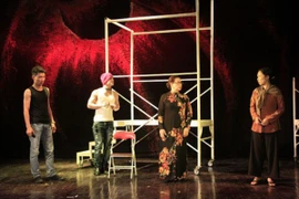 “Ba trong một”: Thông điệp về tình yêu từ góc nhìn gia đình 