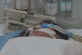 Bệnh nhân Bo Bo Thị Xuất được các bác sỹ điều trị tích cực tại bệnh viện. (Ảnh: Tiên Minh-Nguyên Lý/TTXVN)