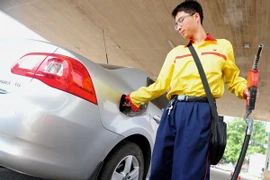 Giá dầu biến động trái chiều trong phiên đầu tuần tại châu Á