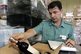 Hải quan Nga kiểm tra hàng hóa. (Nguồn: Reuters)