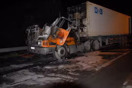 Một xe container đột ngột bốc cháy dữ dội khi đang lưu thông