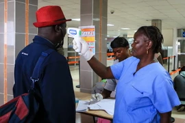 Mỹ triển khai kiểm tra thân nhiệt hành khách tại năm sân bay