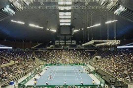 Sân vận động trong nhà Singapore bị dột ngay giữa trận đấu