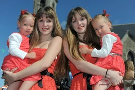 [Photo] Liên hoan các cặp sinh đôi và sinh ba tại Pháp