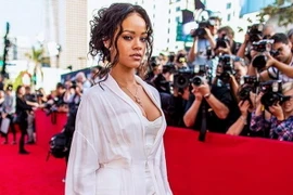 Rihanna và đôi guốc yêu thích Manolo Blahnik Chaos