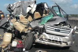 Xe khách đâm xe tải đi cùng chiều, 12 người thương vong