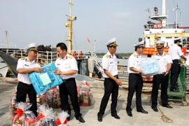 Trao tặng 550 cuốn sách cho các chiến sỹ nơi hải đảo