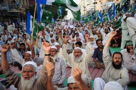 Người dân Pakistan xuống đường biểu tình một vụ không kích của Mỹ. (Nguồn: AFP/TTXVN) 