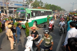 Đi bộ ngang đường, một người tử vong sau khi gặp tai nạn liên tiếp