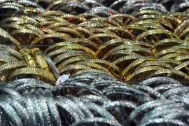 Giá vàng thế giới gần chạm mốc thấp nhất bốn năm rưỡi