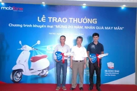 MobiFone trao thưởng 2 khách hàng may mắn trúng xe máy