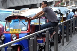 Lái xe tuk-tuk Thái Lan đợi khách hàng tại trung tâm thương mại ở thủ đô Bangkok. (Nguồn: AFP/TTXVN)