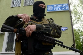 Một tay súng gác bên ngoài trụ sở cơ quan cảnh sát ở Kramatorsk ngày 22/4. (Nguồn: AFP/ TTXVN)