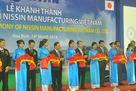 Cắt băng khánh thành nhà máy. (Nguồn: Báo Hòa Bình)