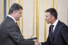 Lô hàng viện trợ quân sự đầu tiên của NATO tới Ukraine