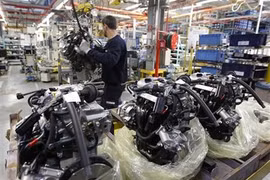 Công nhân làm việc tại một nhà máy ở Pháp. (Nguồn: Reuters)