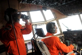 Công cuộc tìm kiếm QZ8501 gặp khó khăn vì sóng biển cao