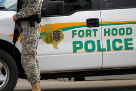 Một binh sỹ đứng gác tại căn cứ Fort Hood. (Ảnh: AP)
