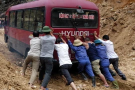 [Video] Sạt lở đất gây ách tắc nghiêm trọng trên Quốc lộ 4D