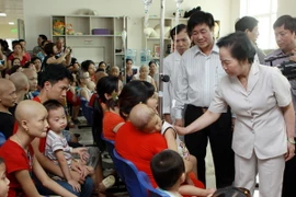 Phó Chủ tịch nước Nguyễn Thị Doan tặng quà trẻ em ung thư 
