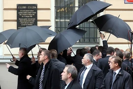 Tổng thống Séc xin lỗi người đồng cấp Đức vì bị ném trứng