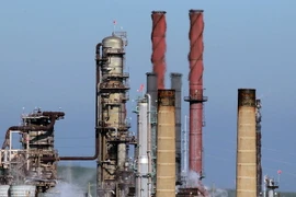 Dự trữ dầu mỏ của Mỹ tăng thấp, giá dầu thế giới phục hồi