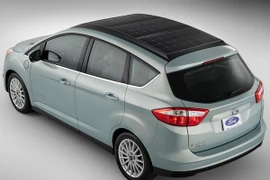 Ford trình làng mẫu hybrid dùng năng lượng Mặt Trời