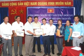 Người Việt ở Bắc Lào quyên góp ủng hộ quân dân biển đảo
